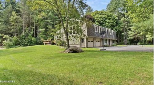 Woodland Hills Modern Cottage Minutes from Downtown Great Barrington