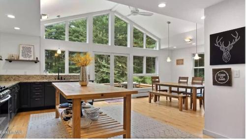Woodland Hills Modern Cottage Minutes from Downtown Great Barrington