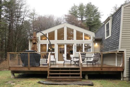 Woodland Hills Modern Cottage Minutes from Downtown Great Barrington