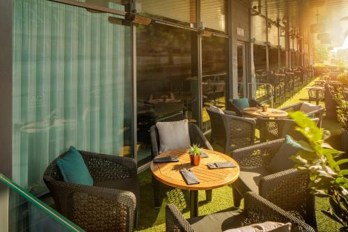 AC Hotel by Marriott Manchester Salford Quays - image 9