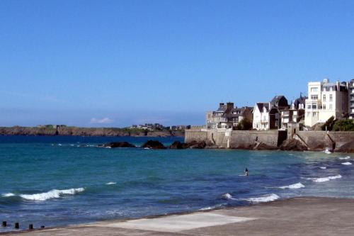 Spacious apt near the sea in Saint-Malo in Parame