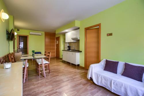 Apartamentos Barajas - image 10