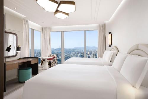 Grand Masters One-Bedroom Suite Room with Two Queen Beds and City View