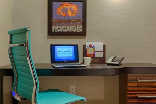 Hotel Clique Calgary Airport