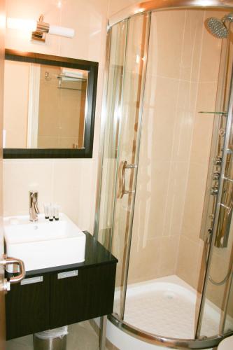 Cromwell Hotel Room Type - Economy Twin Room