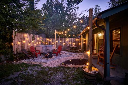 Steps from Downtown Pigeon Forge Parkway + Private Hottub and firepit - Wifi - Firefly Bungalows