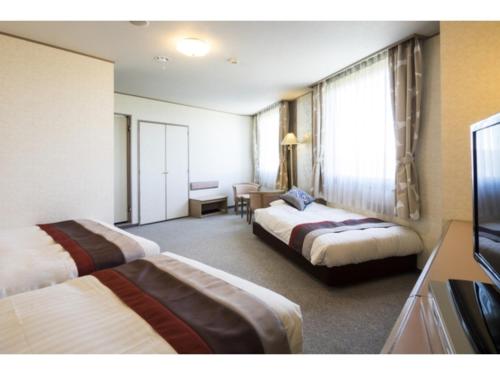 1 double bed, 2 twin beds
