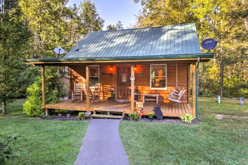 B&B Cosby - Pet-Friendly Cosby Log Cabin with Backyard and Porch! - Bed and Breakfast Cosby
