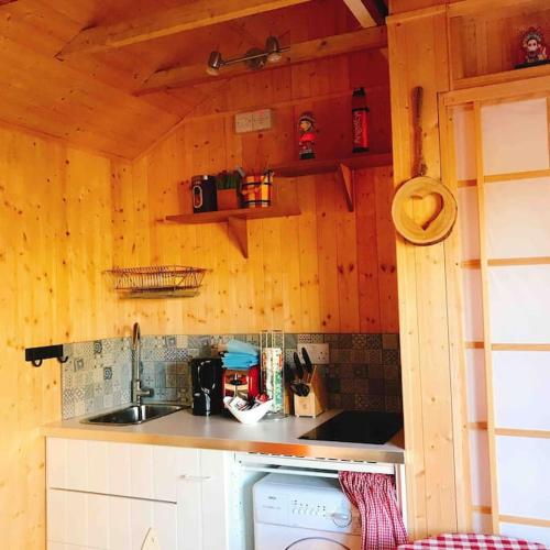 Cosy Private Cabin with parking in good location in 北欣克西