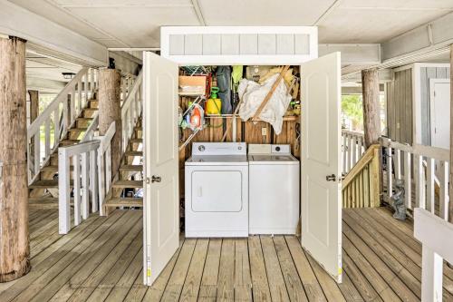 Waterfront Escape with Balcony on Shell Point Beach! in Perkins