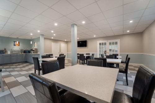 Columbus inn and Suites - image 10