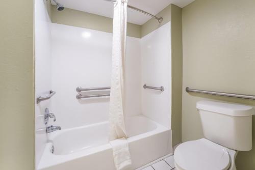 Columbus inn and Suites - image 6