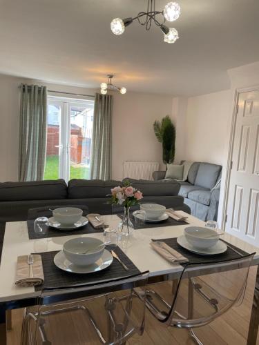 Large Bed in a luxuriously furnished Guests-Only home, Own Bathroom, Free WiFi, West Thurrock