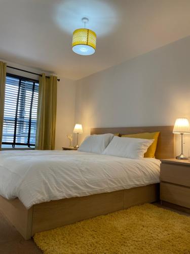Large Bed in a luxuriously furnished Guests-Only home, Own Bathroom, Free WiFi, West Thurrock - Grays Thurrock