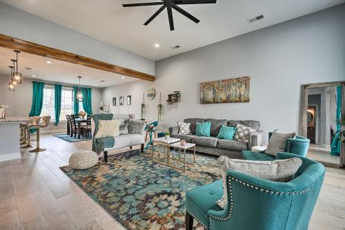 Chic Memphis Home with Deck about 2 Mi to Dtwn! in Memphis, USA