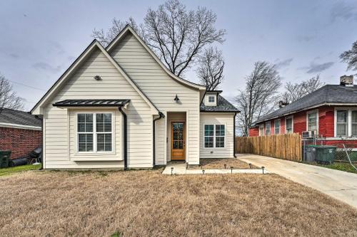 Chic Memphis Home with Deck about 2 Mi to Dtwn! in Memphis, USA