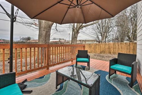 Chic Memphis Home with Deck about 2 Mi to Dtwn! in Memphis, USA