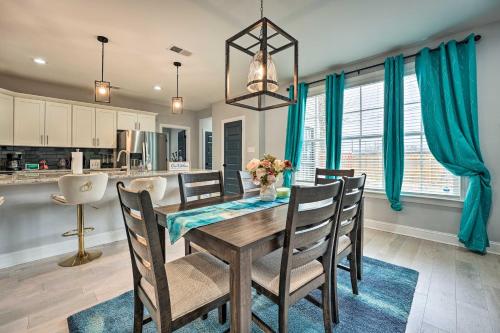 Chic Memphis Home with Deck about 2 Mi to Dtwn! in Memphis, USA