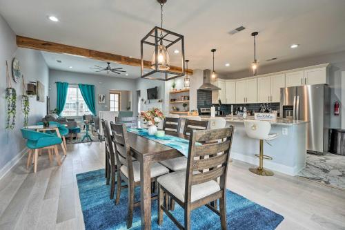 Chic Memphis Home with Deck about 2 Mi to Dtwn! in Memphis, USA