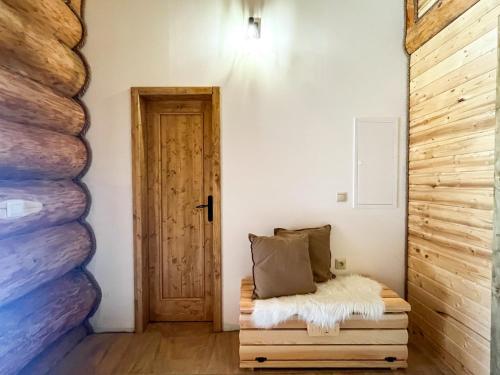 2 king beds, 1 queen bed, 2 twin beds, 2 sofa beds