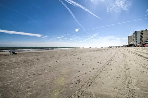 Ground Floor Unit 10 Miles to Myrtle Beach - image 3