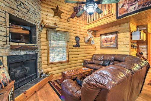 Smoky Mountain Rustic Log Cabin with Furnished Patio in Cosby, USA