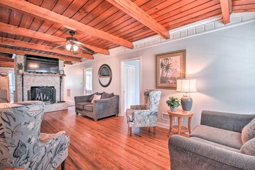 Murrells Inlet Upstairs Unit 1 Block to Beach! - image 4