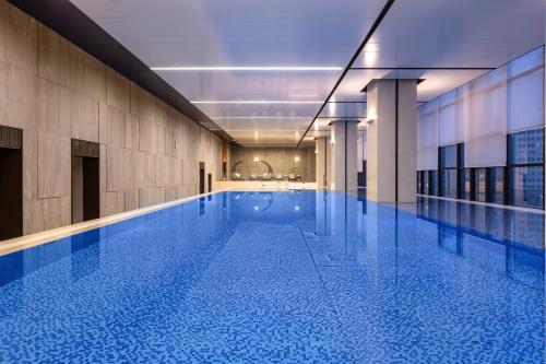Swimming pool, Crowne Plaza Zhengzhou High Tech Zone, an IHG Hotel near Yellow River Scenic Area of Zhengzhou