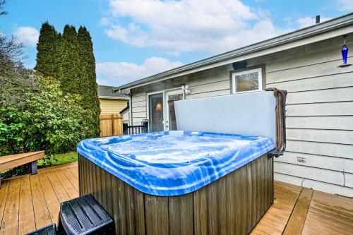 Home with Hot Tub 7 Mi to Edmonds Waterfront!, Линвуд (фото 2)