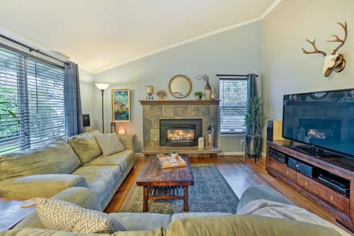 Home with Hot Tub 7 Mi to Edmonds Waterfront!, Линвуд (фото 3)