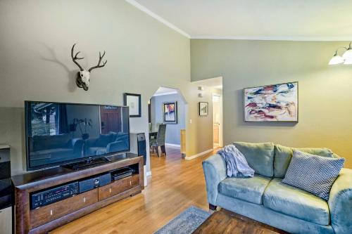 Home with Hot Tub 7 Mi to Edmonds Waterfront!, Линвуд (фото 5)