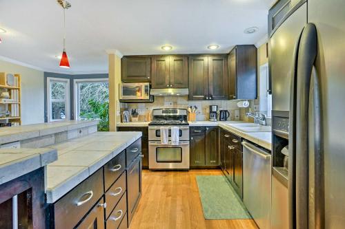 Home with Hot Tub 7 Mi to Edmonds Waterfront!, Линвуд (фото 8)