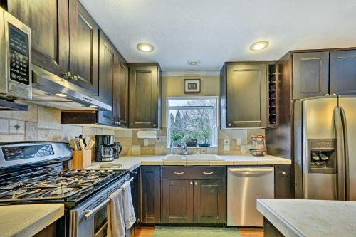 Home with Hot Tub 7 Mi to Edmonds Waterfront!, Линвуд (фото 9)