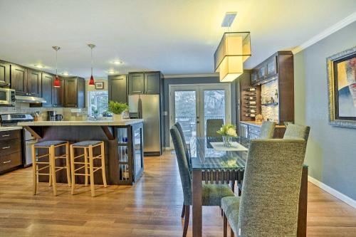 Home with Hot Tub 7 Mi to Edmonds Waterfront!, Линвуд (фото 10)