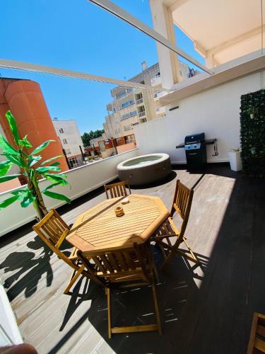 Terraza/balcón, Cabedelo BEACH LOFT, quartos em apartamento compartilhado a 5 minutos da praia in Viana Do Castelo