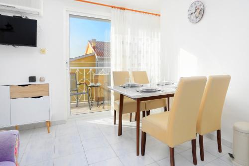 One-Bedroom Apartment with Balcony and Sea View image 5