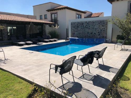 Small pet friendly, Pool and Gym Apartment in San Miguel de Allende, Mexico