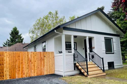 Cozy home, park VIEW. Minutes from PDX! AC