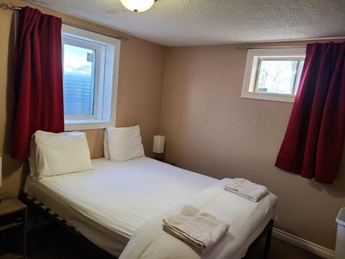 Cozy home with comfortable beds and fully equipped kitchen 15 mins drive from airport, downtown, SAIT and U of C and 80 min drive to Banff