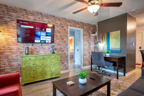 Trendy Escape ◉ California King bed awaits! in Charlotte, USA