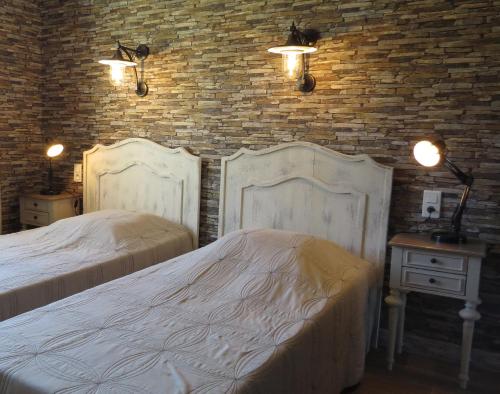 1 queen bed, 2 twin beds