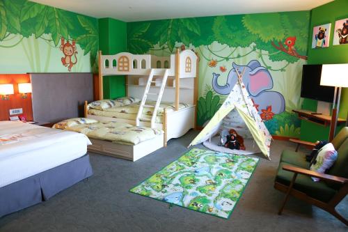 1 queen bed, 1 bunk bed