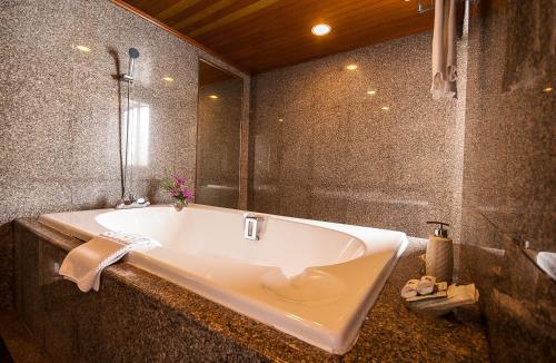 Bathroom, Diamond Plaza Hatyai Hotel in Hat Yai