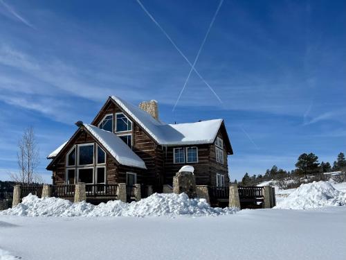 . Chalet w gorgeous mountain n river views w hot tub