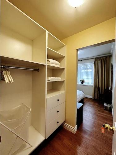 Super Cosy 8Bed & 6Bath in Vancouver heart near to airport in Vancouver, Canada