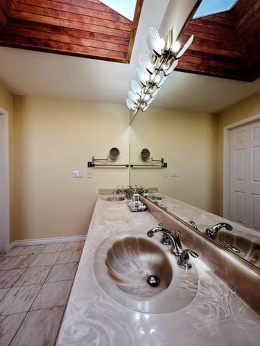Super Cosy 8Bed & 6Bath in Vancouver heart near to airport in Vancouver, Canada