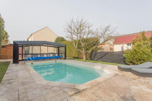 Swimming pool, Le Nalan Johannisien - Grande maison avec piscine et jacuzzi in Le Plessis Luzarches
