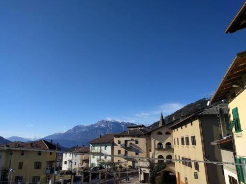 Casi di Lisi, la luce sulla piazza e sulle montagne