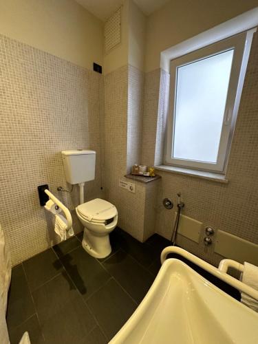 Double or Twin  Room - Disability Access image 10