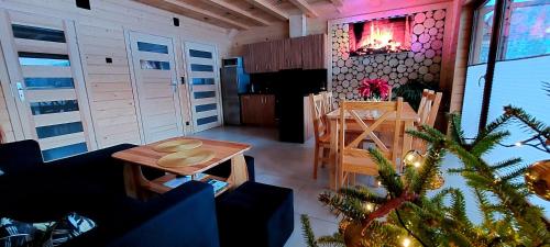 gedeelde lounge/tv-ruimte, Sołtysie Chaty - Domek z prywatną balią (Soltysie Chaty - Domek z prywatna balia) in Dursztyn